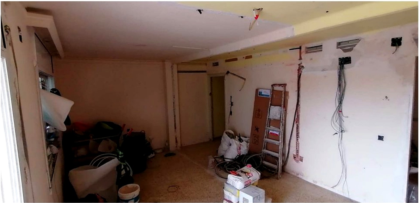 Apartamento antes de renovación, con trabajos eléctricos y obra pendiente